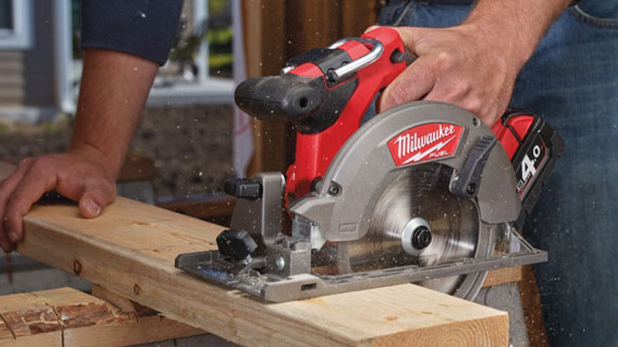 La scie circulaire sans fil Milwaukee M18 CCS55