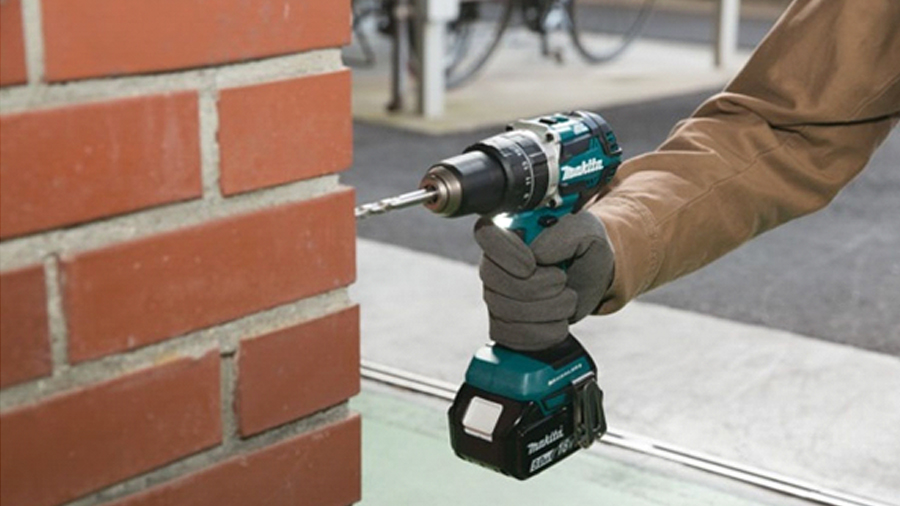 La nouvelle perceuse visseuse à percussion sans fil Makita DHP484RTJ