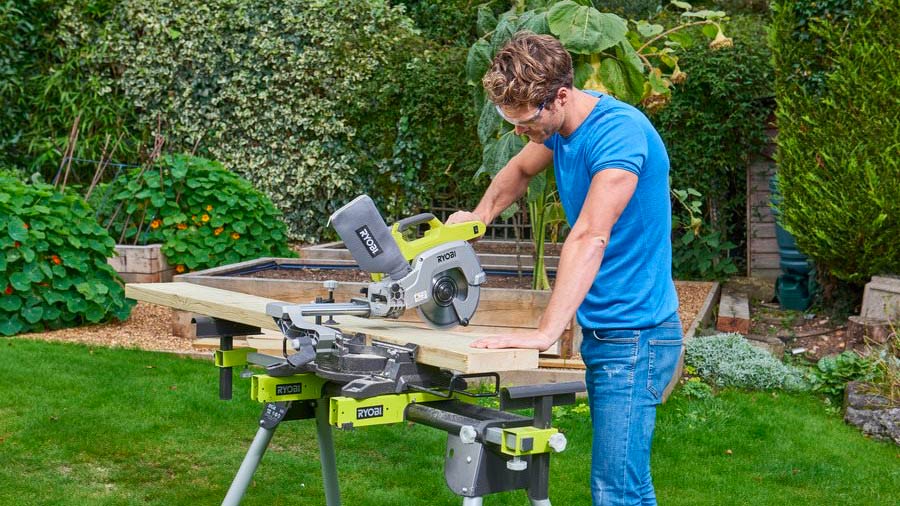 Scie à onglets radiale R18MS216-0 RYOBI