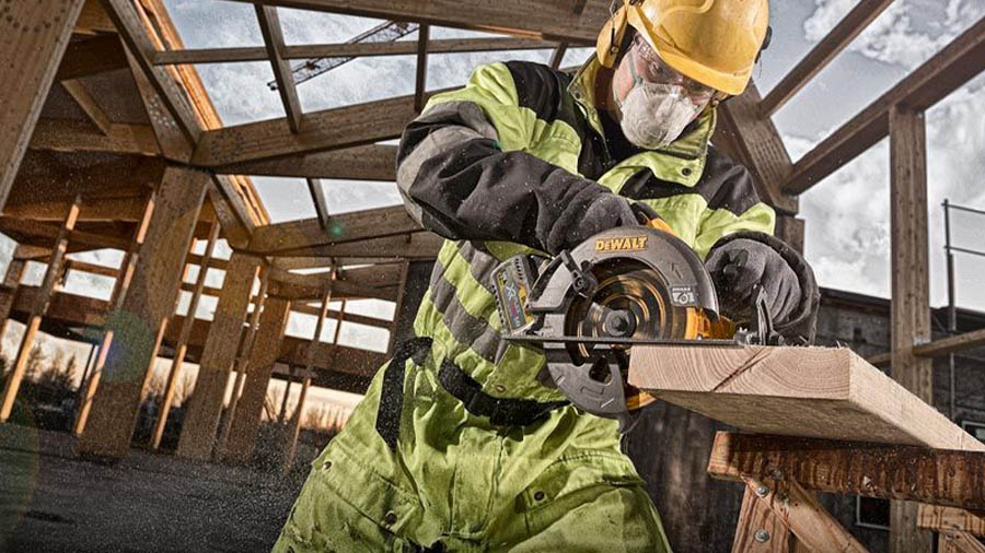 La scie circulaire sans fil 54 V DCS575T2 Dewalt