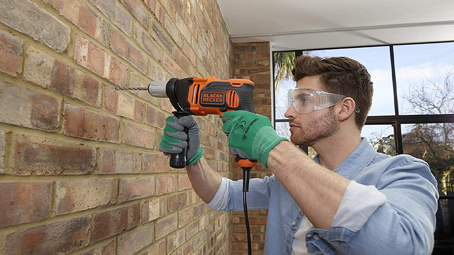 La perceuse électrique à percussion BEH850K Black+Decker