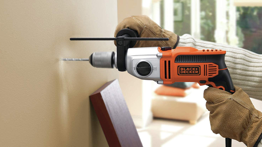 La perceuse électrique à percussion KR1102K Black+Decker