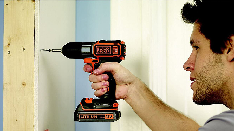 La perceuse-visseuse sans fil ASD184K Black+Decker