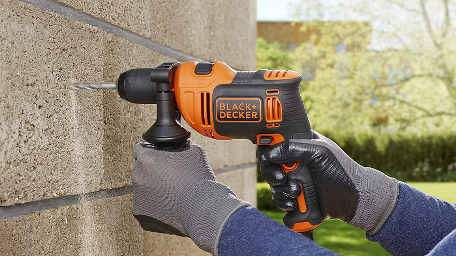 La perceuse électrique à percussion BEH550K Black+Decker