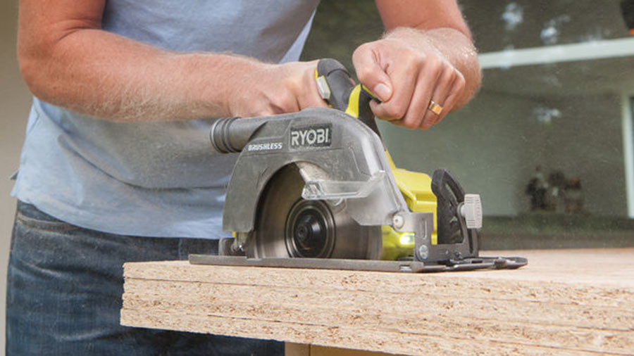 Test et avis de la scie circulaire Ryobi R18CS70 Brushless ONE+ Briconews