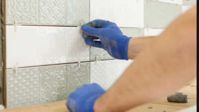 Comment poser de la faïence ou carrelage mural avec les outils adéquats