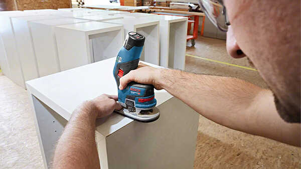 L’affleureuse sans fil GKF 12 V-8 Bosch 