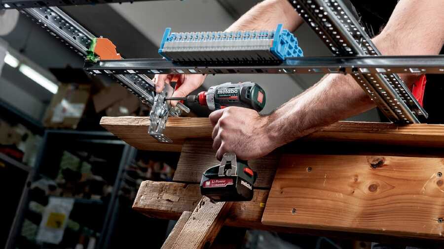 Est-ce que la perceuse visseuse Metabo POWERMAXX BS est assez