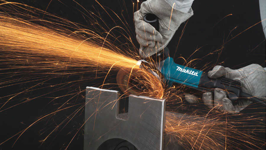 la meuleuse filaire 9558PBGYK Makita