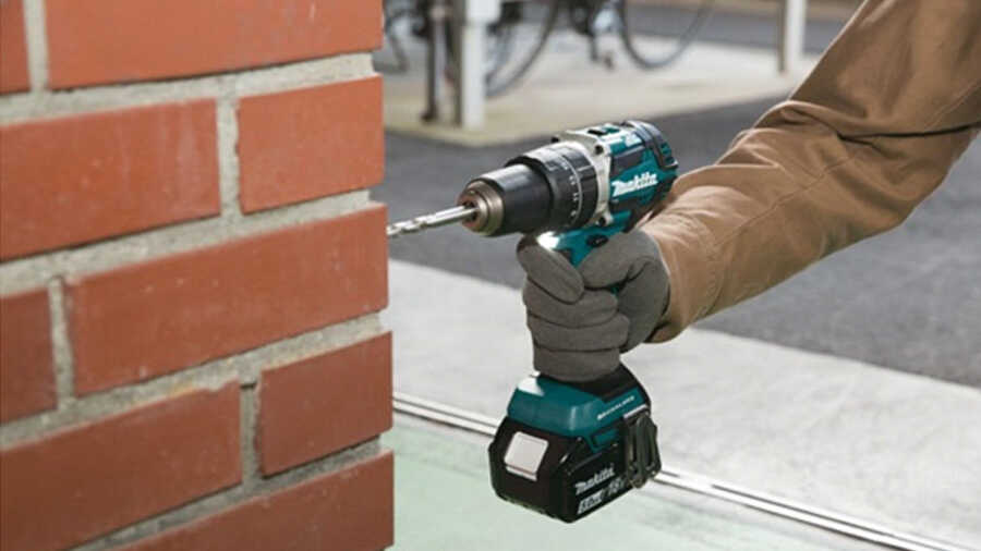 La nouvelle perceuse visseuse à percussion sans fil Makita DHP484RTJ