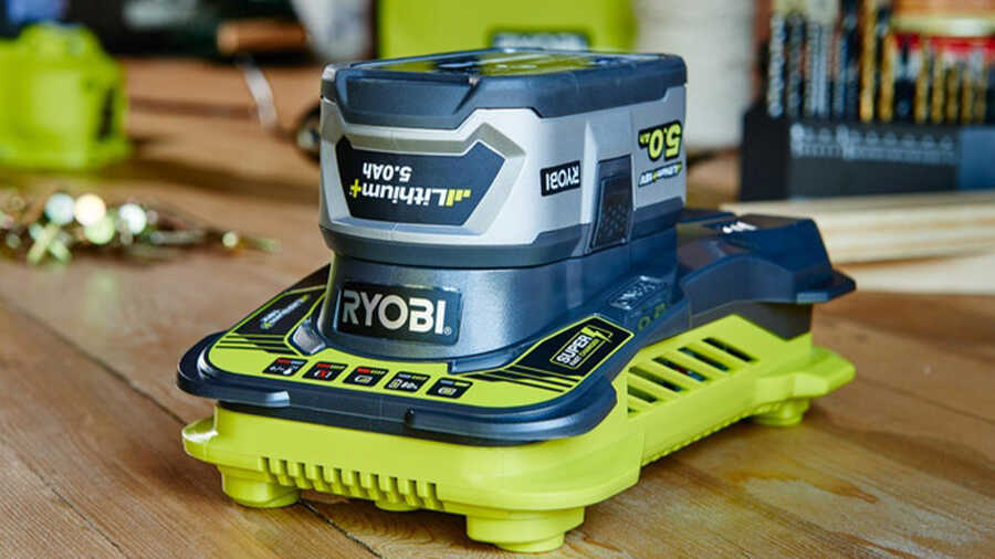 Le chargeur ultra rapide 18 V 5 A RC18-150 Ryobi