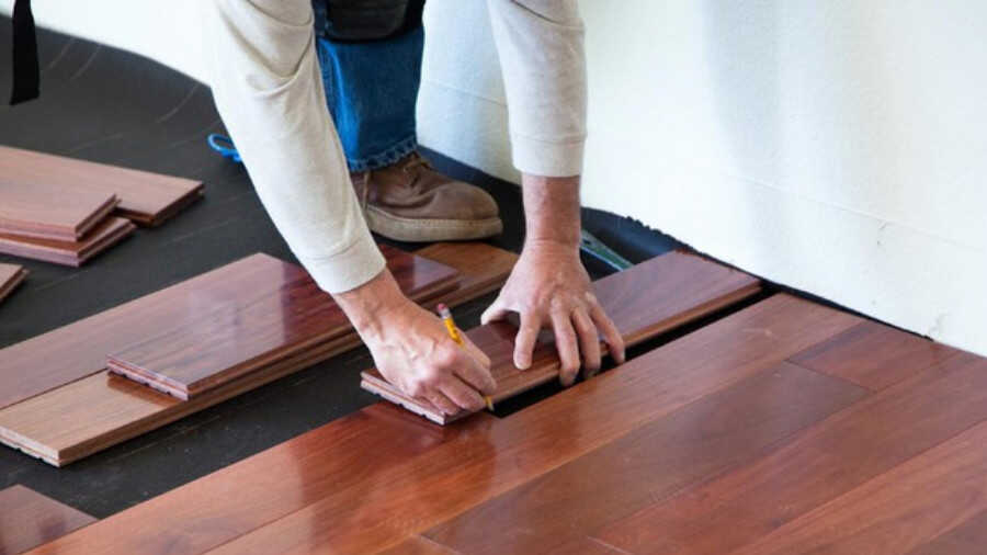 Poser un parquet contrecollé avec les meilleurs outils