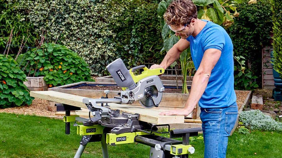 La scie à onglet radiale Ryobi R18MS216 18 V One+