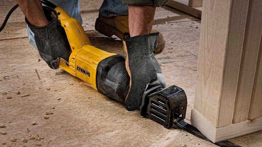Scie sabre filaire DWE305PK-QS Dewalt