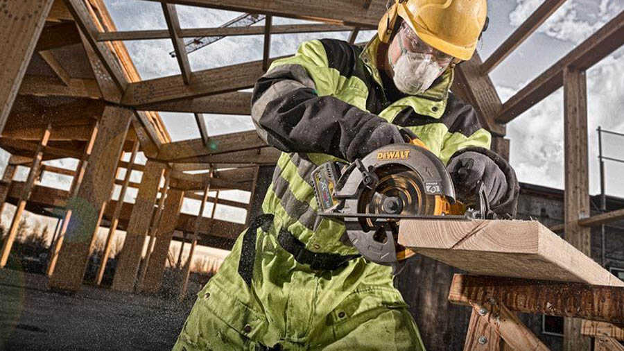 La scie circulaire sans fil 54 V DCS575T2 Dewalt