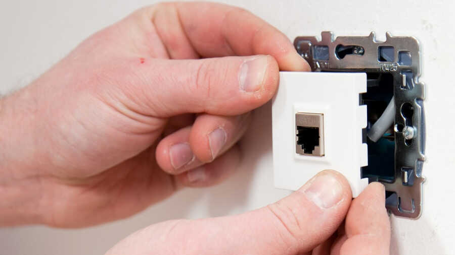 Comment poser facilement une prise RJ45 avec les meilleurs outils